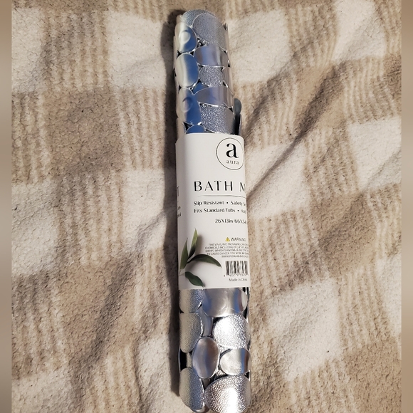 5 for $20 | NWT Aura Rounded Metallic Silver Non-Slip Bath Mat - Picture 2 of 7